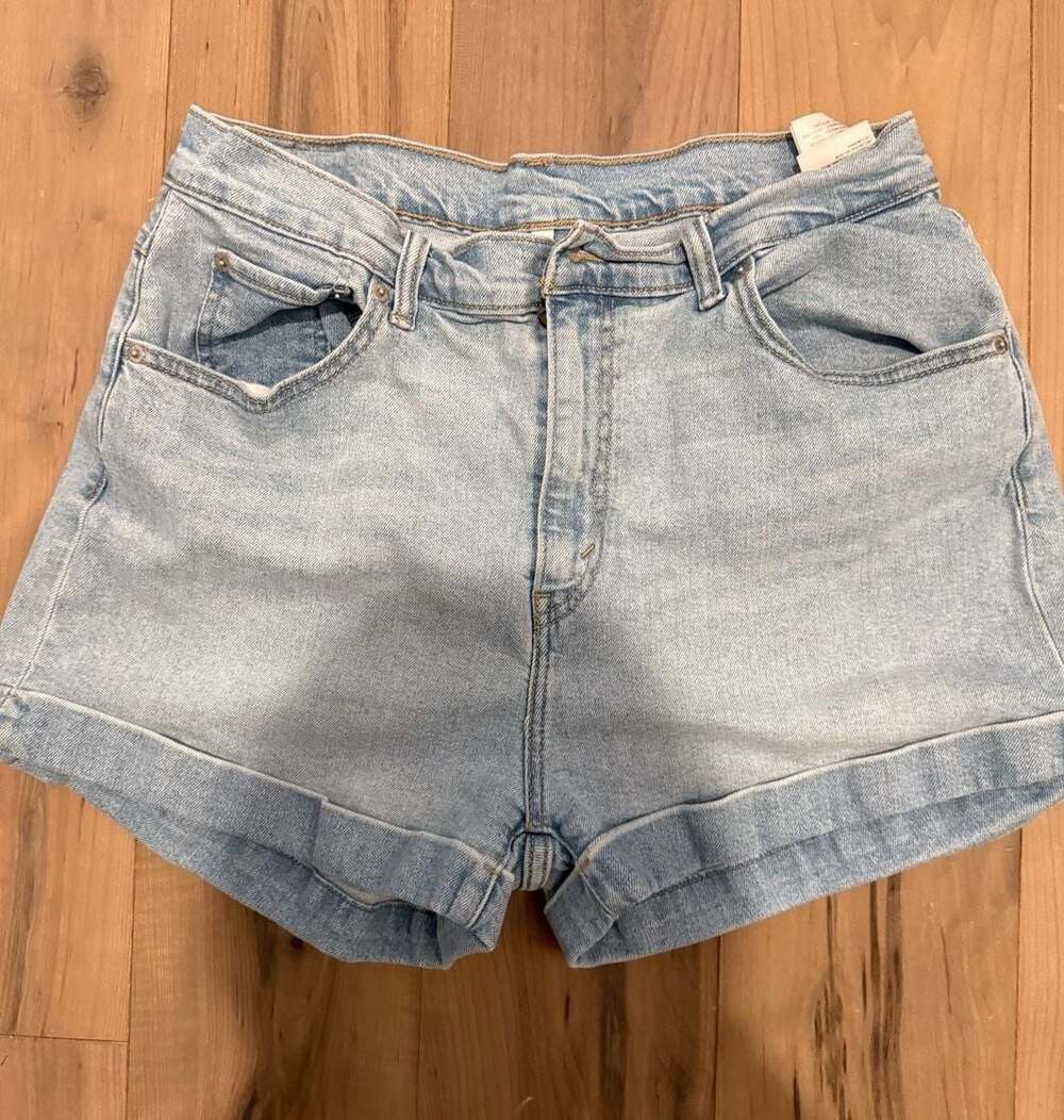 Levi's High Rise Cuffed Denim Shorts Size 32